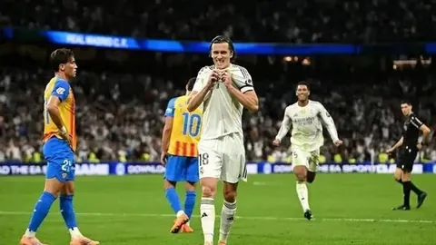 琼斯外线接球，远投三分球精准反弹命中